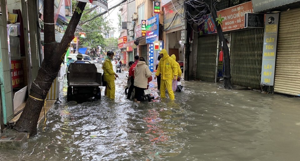 Phố Triều Kh&uacute;c ngập s&acirc;u trong nước.