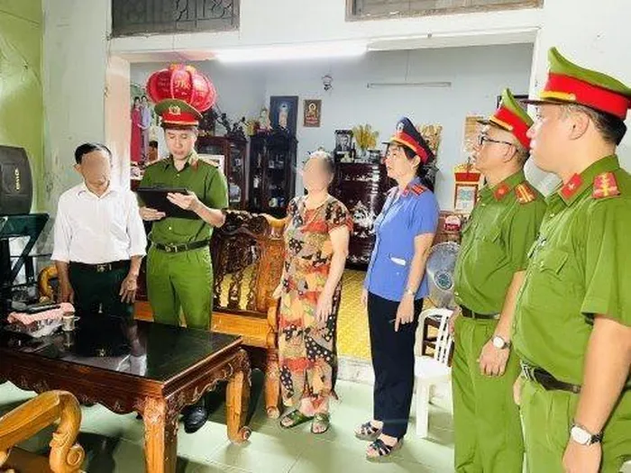 Cơ quan CSĐT Công an TP. Thanh Hóa đọc lệnh khám xét nơi ở của bị can Lê Bá Bình.