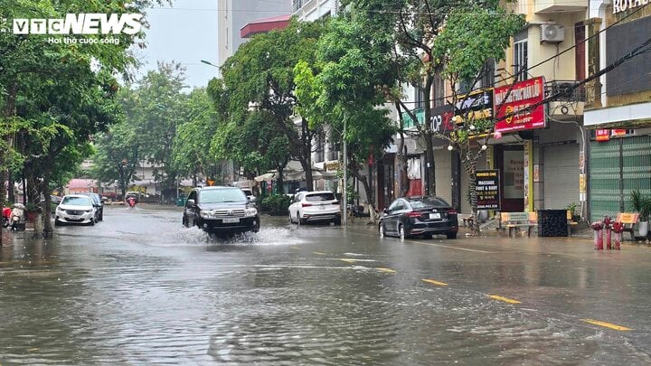 Đường Ngọc Hân Công Chúa cùng chung tình cảnh "phố biến thành sông".