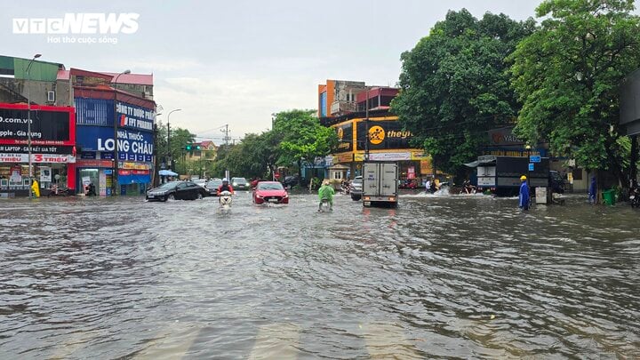 Các phương tiện như đang bơi tại ngã tư Cổng ô, phường Ninh Xá.