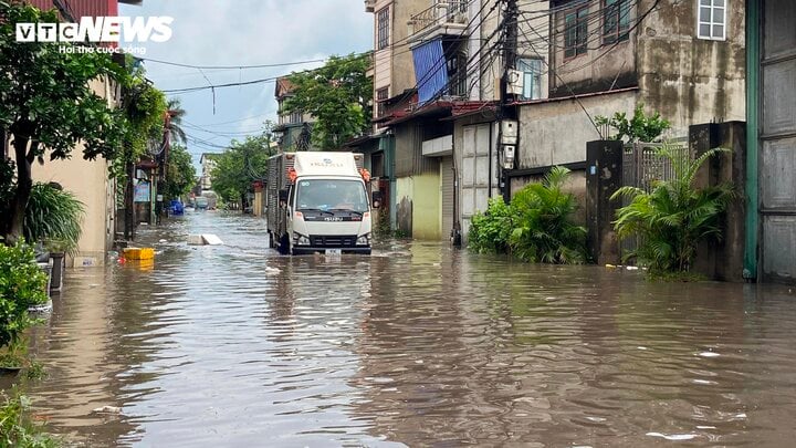 Ngoài các tuyến phố trung tâm, tuyến đường ở làng giấy Phong Khê cũng chìm trong biển nước.