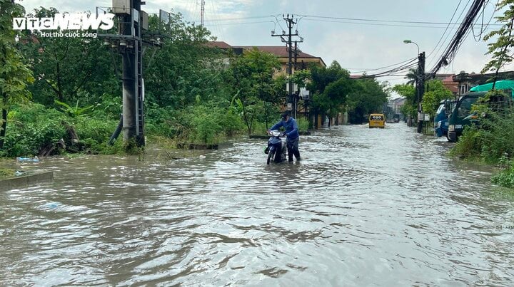 Nhiều phương tiện cơ giới chết máy do xe sặc nước, người dân phải dắt bộ về nhà.