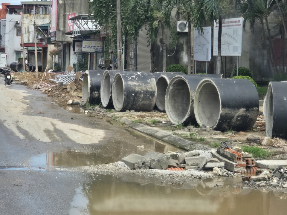 Những ống to được nh&agrave; thầu để nằm rải r&aacute;c tại vỉa h&egrave; nhưng kh&ocirc;ng c&oacute; biển cảnh b&aacute;o. Ảnh: Vĩnh Qu&acirc;n