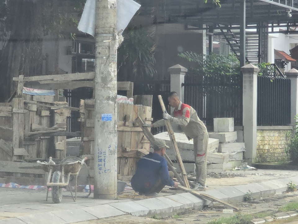 Nh&agrave; thầu đổ b&ecirc; t&ocirc;ng c&aacute;c tấm đệm đ&aacute;y cống ngay tr&ecirc;n vỉa h&egrave; đường phố nh&igrave;n thiếu chuy&ecirc;n nghiệp. Ảnh: Vĩnh Qu&acirc;n