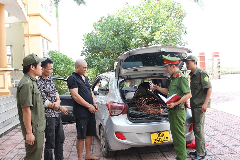 Cơ quan C&ocirc;ng an lấy lời khai 2 đối tượng v&agrave; tang vật vụ &aacute;n​​​. Ảnh: CACC