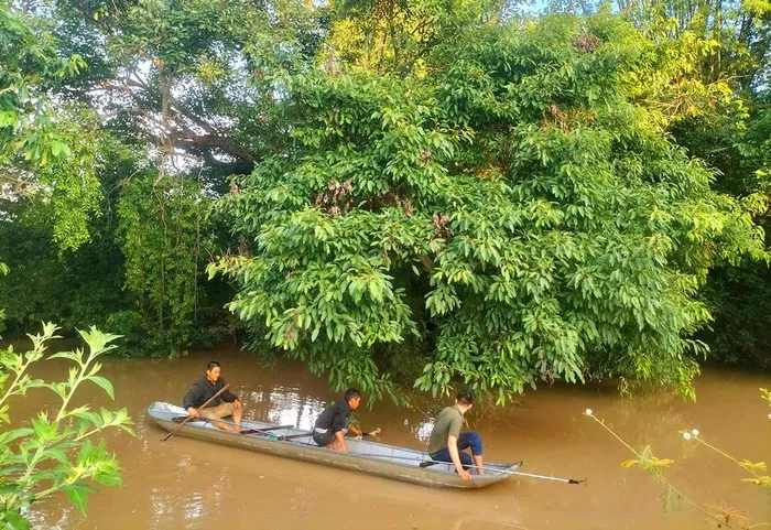  Chính quyền địa phương cùng lực lượng chức năng tìm kiếm nạn nhân vụ đuối nước. 