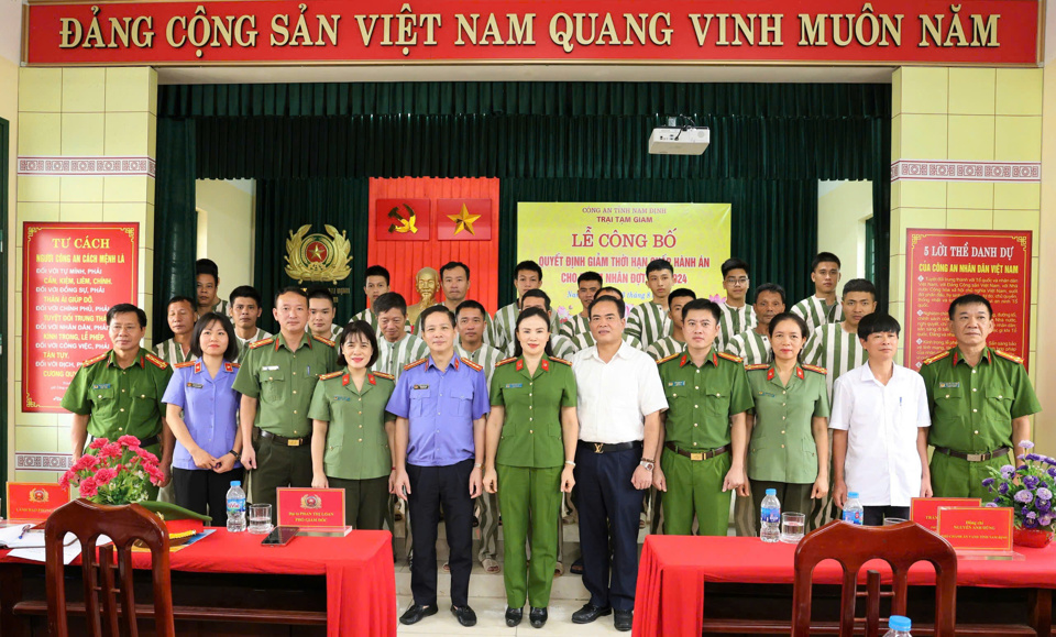 Đại biểu chụp ảnh lưu niệm c&ugrave;ng c&aacute;c phạm nh&acirc;n được&nbsp;giảm thời hạn chấp h&agrave;nh &aacute;n phạt t&ugrave;. Ảnh: CACC