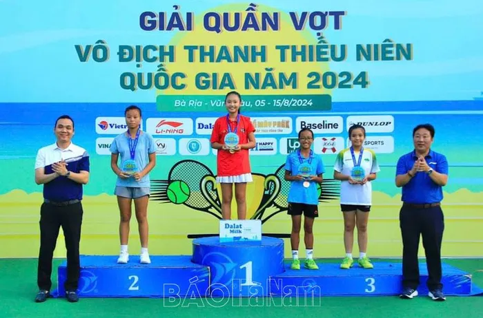 VĐV Tô Bình Nhiên nhận giải Vô địch U12 Giải quần vợt thanh, thiếu niên quốc gia năm 2024.