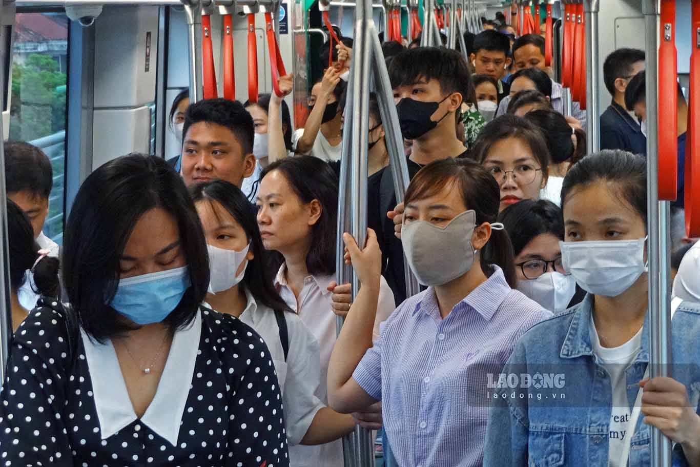 Khách đi tàu metro Nhổn - ga Hà Nội vào giờ cao điểm sáng nay (21.8). Ảnh: Tô Thế