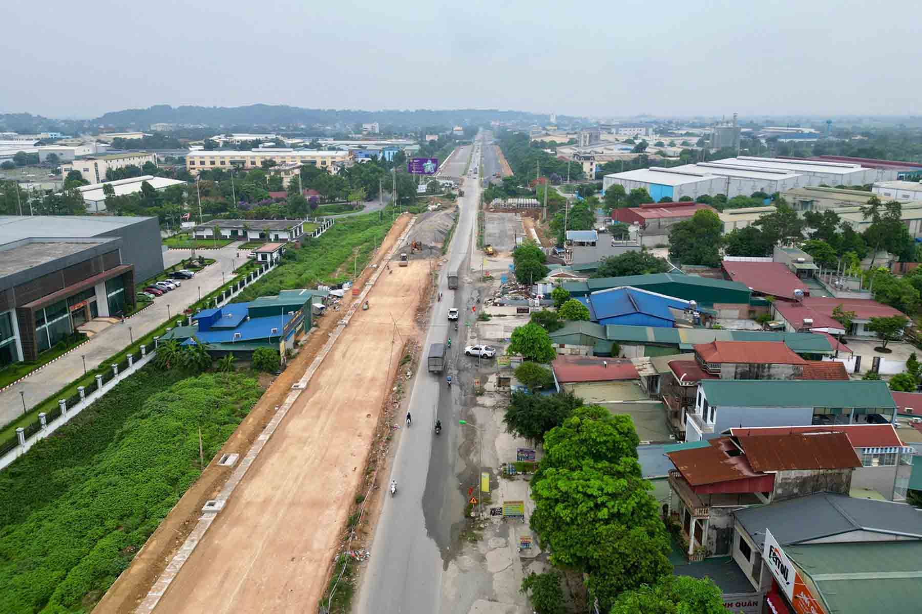 Mặt bằng xôi đỗ khiến dự án chưa thể thi công đồng bộ trên toàn tuyến. Ảnh: Hữu Chánh