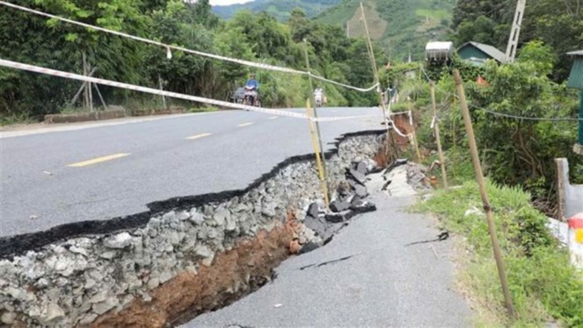 Sạt lở, nứt mặt đường nghiêm trọng trên tuyến quốc lộ 15C (đoạn xã Pù Nhi, huyện Mường Lát, Thanh Hóa). Ảnh: Minh Hoàng