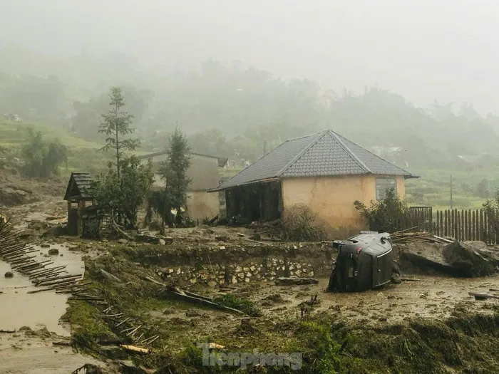 Thông tin đến Tiền Phong, lãnh đạo thị xã Sa Pa cho biết, khoảng 13h chiều 8/9, tại khu vực thôn Hòa Sử Pán 1, xã Mường Hoa, thị xã Sa Pa, mưa lớn gây sạt lở từ núi cao tràn xuống khu vực khu dân cư, ruộng và suối Mường Hoa.