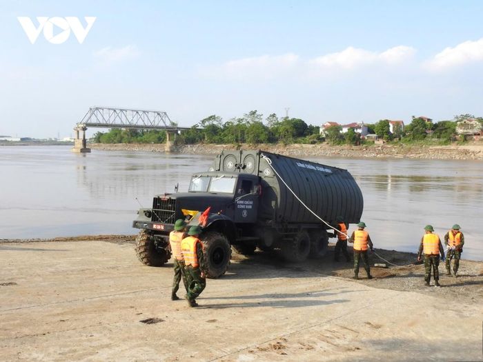 Sáng 29/9, tại bến sông thuộc địa phận khu 5, xã Hương Nộn, huyện Tam Nông (bến đối diện là xã Phùng Nguyên, huyện Lâm Thao), Lữ đoàn Công binh 249 (Binh chủng Công binh) đã chính thức lắp đặt cầu phao Phong Châu.