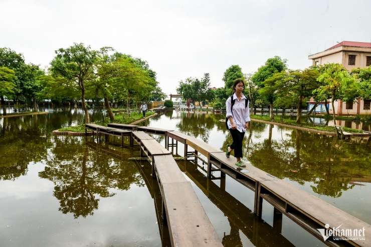 Theo vị lãnh đạo, "cây cầu” đặc biệt được xếp từ khoảng 50 ghế đá và hơn 70 chiếc bàn cũ, chia làm 2 hướng từ cổng trường để di chuyển giữa các khu nhà với nhau. Xe của học sinh sẽ để phía ngoài cổng trường và được bảo vệ trông coi.