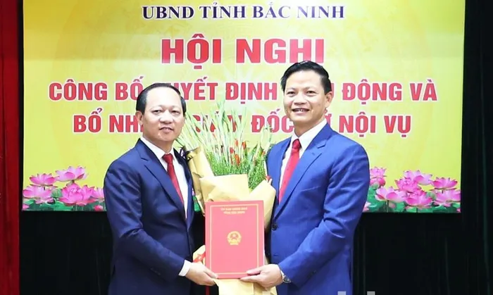  Chủ tịch UBND tỉnh Bắc Ninh Vương Quốc Tuấn (phải) trao Quyết định và tặng hoa chúc mừng tân Giám đốc Sở Nội vụ Lê Hồng Phúc. 