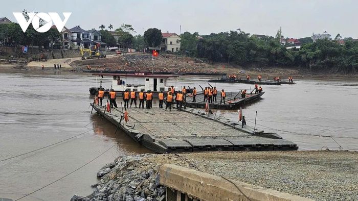 Trước đó, sau nhiều ngày thi công, gia cố, 2 bến sông đã rộng rãi và chắc chắn hơn với những lớp bêtông và rọ đá hộc kiên cố.