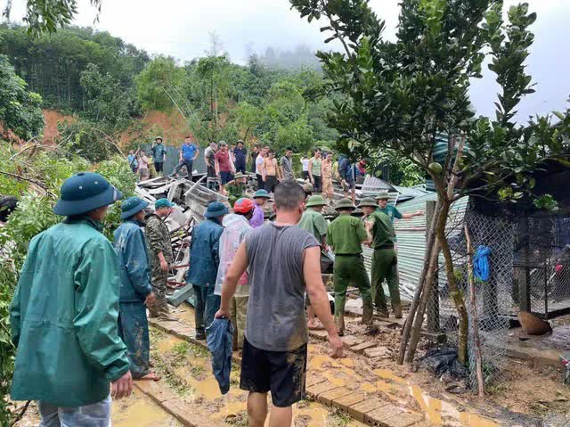 Hiện trường vụ sạt lở đất vùi lấp nhiều phương tiện giao thông tại Hà Giang- Ảnh 8.