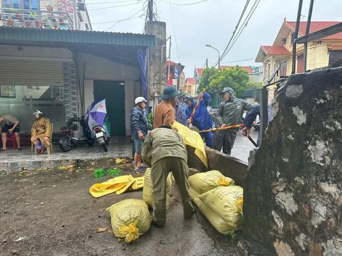 Các lực lượng của phường Nam Hòa, TX Quảng Yên bổ sung bao cát đề phòng nước triều dâng