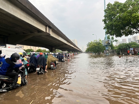 Tại đường Nguyễn Xiển (Thanh Xuân, Hà Nội) 