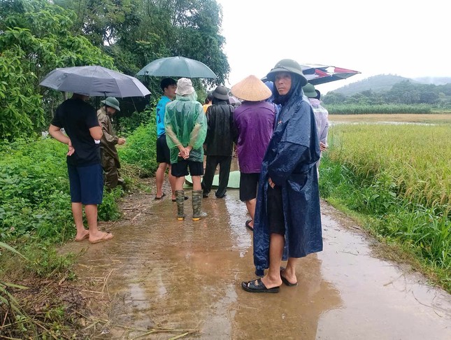 Nước lũ ở Thanh Hóa lên, cuốn trôi nữ công nhân và một xe tải ảnh 1