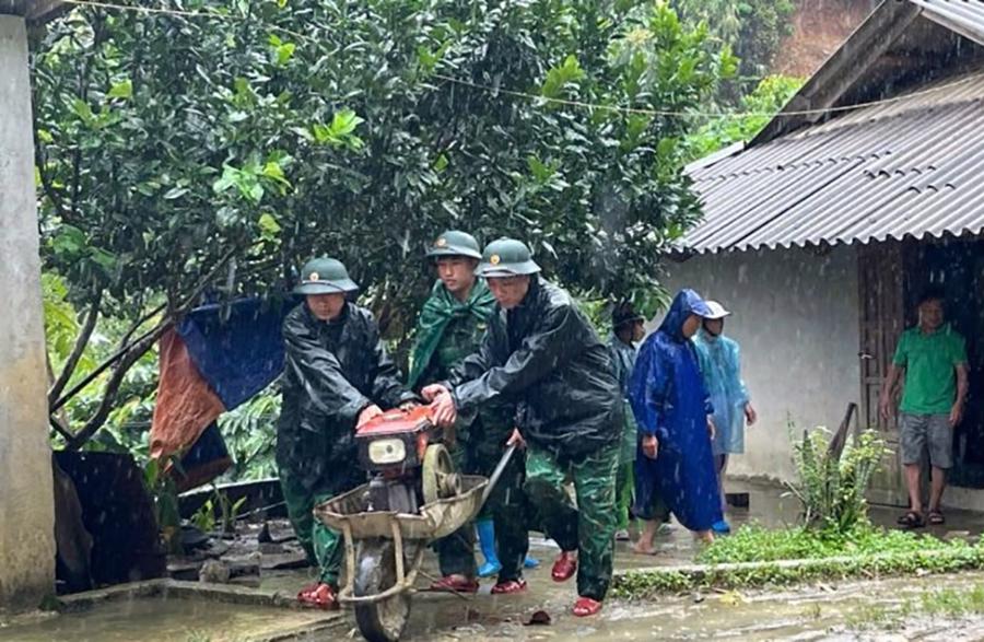 Để chủ động ứng ph&oacute; với mưa b&atilde;o, cũng như ảnh hưởng của ho&agrave;n lưu sau b&atilde;o, c&aacute;c huyện miền n&uacute;i đ&atilde; tổ chức sơ t&aacute;n d&acirc;n khoảng 1.000 hộ d&acirc;n sinh sống tại c&aacute;c khu vực c&oacute; nguy cơ xảy ra lũ qu&eacute;t, sạt lở đất, v&ugrave;ng trũng đến nơi an to&agrave;n