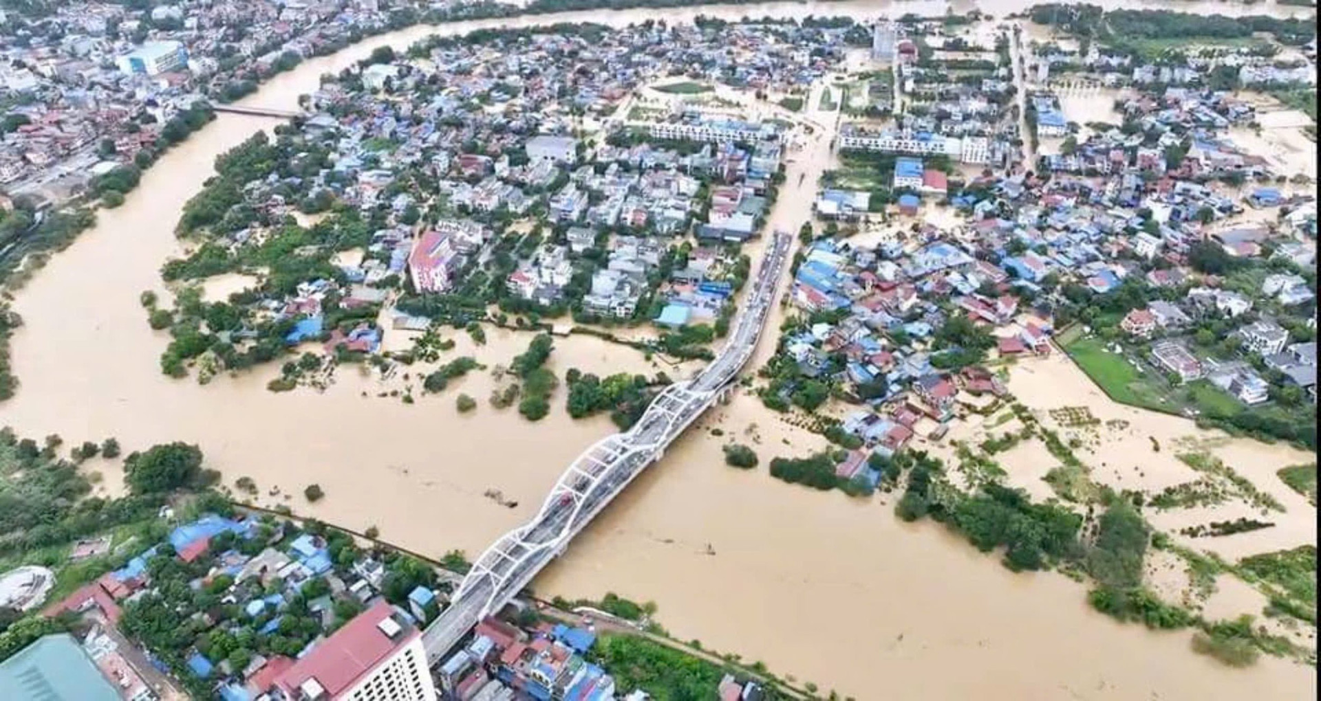 Phường Đồng Bẩm chìm trong biển nước.