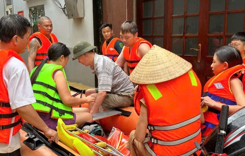 Hiện nay, C&ocirc;ng ty Điện lực H&agrave; Tĩnh v&agrave; một số nh&oacute;m thiện nguyện ở tỉnh H&agrave; Tĩnh đ&atilde; c&oacute; mặt tại c&aacute;c&nbsp; tỉnh ph&iacute;a Bắc hỗ trợ, gi&uacute;p đỡ Nh&acirc;n d&acirc;n khắc phục hậu quả lũ lụt