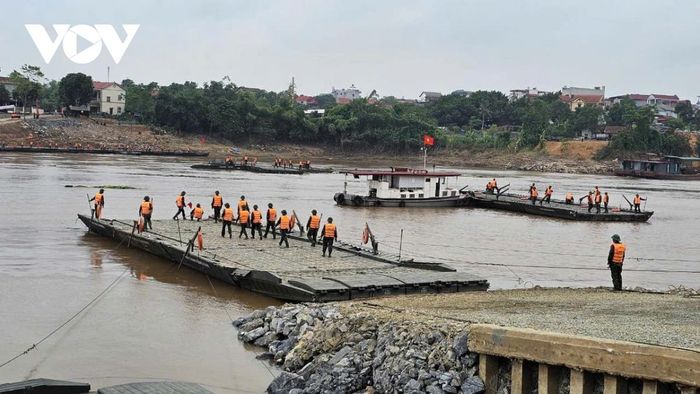 Tổ công binh trên phà đóng khóa mặt, cố định mặt phao.