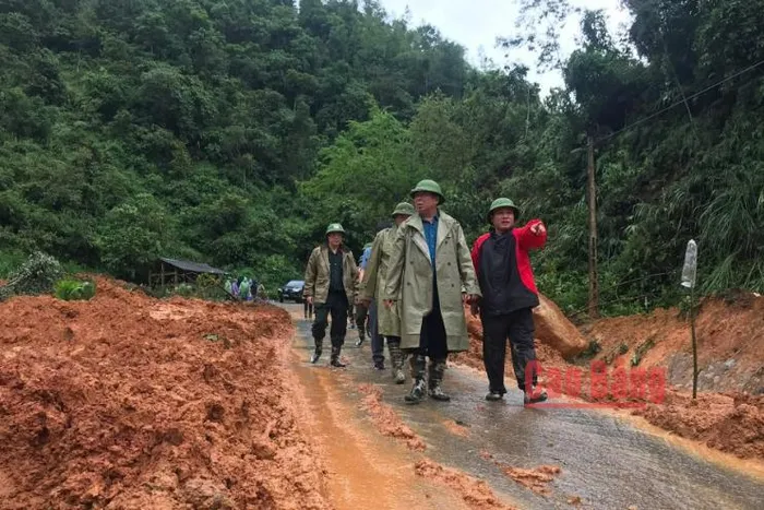  Bí thư Tỉnh ủy và đoàn công tác tỉnh Cao Bằng tới hiện trường sạt lở đất kiểm tra, chỉ đạo công tác cứu hộ, cứu nạn. 