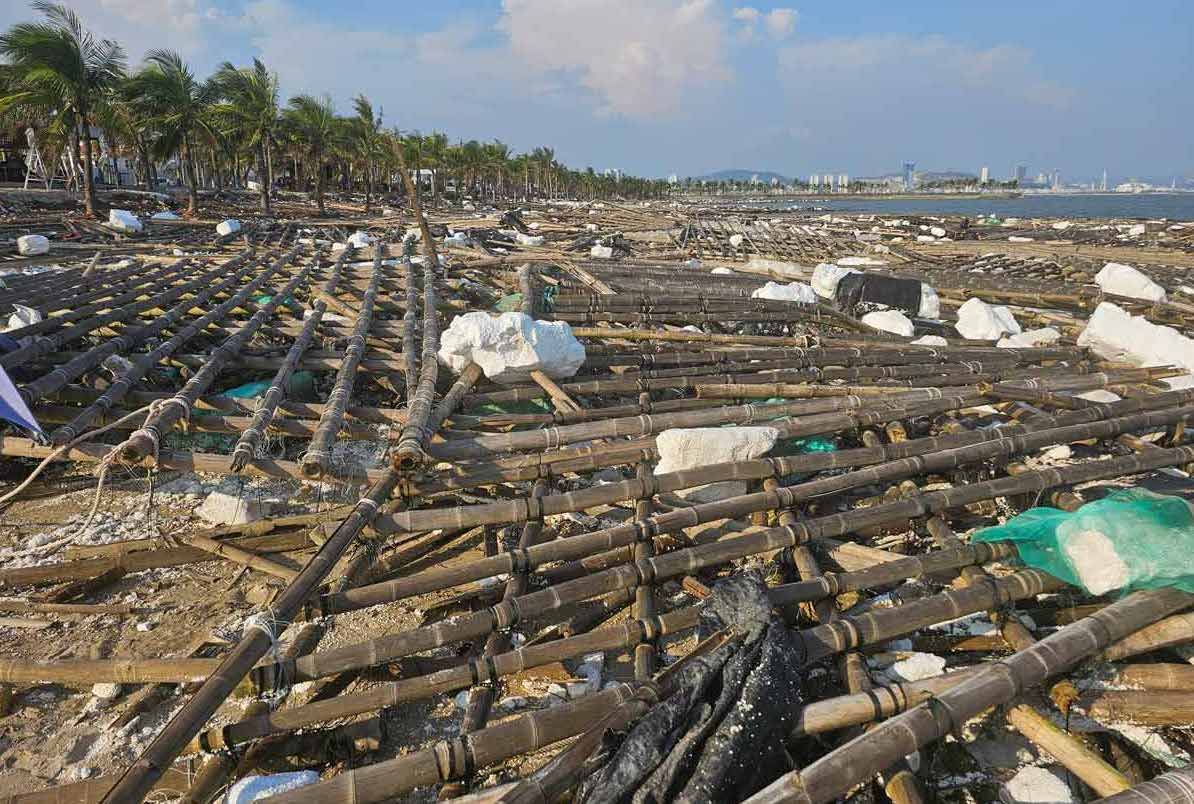 Rác trôi dạt vào bờ chủ yếu là phao xốp, phao nhựa, giàn bè tre nuôi trồng thủy sản, vỏ nhựa, túi nilon.