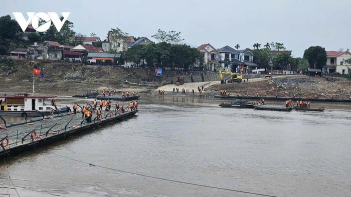 Các cán bộ, chiến sĩ của Lữ đoàn Công binh 249 đã thực hiện công tác nối các đốt cầu phao.