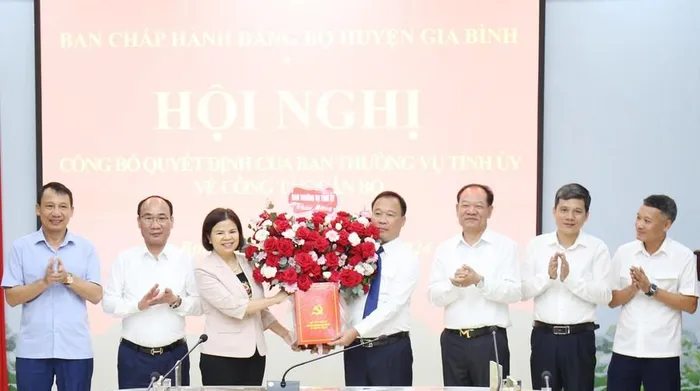  Phó Bí thư Thường trực Tỉnh ủy Bắc Ninh Nguyễn Hương Giang cùng lãnh đạo tỉnh tặng hoa chúc mừng ông Nguyễn Công Ký. 