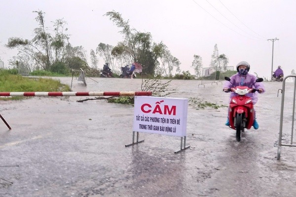 Tỉnh Hải Dương cấm tất cả các phương tiện đi trên đê trong thời gian báo động lũ, trừ các phương tiện được phép.