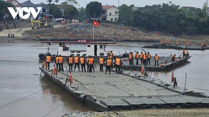 Cầu phao Phong Châu chính thức hợp long lúc 10h36 ngày 29/9/2024.