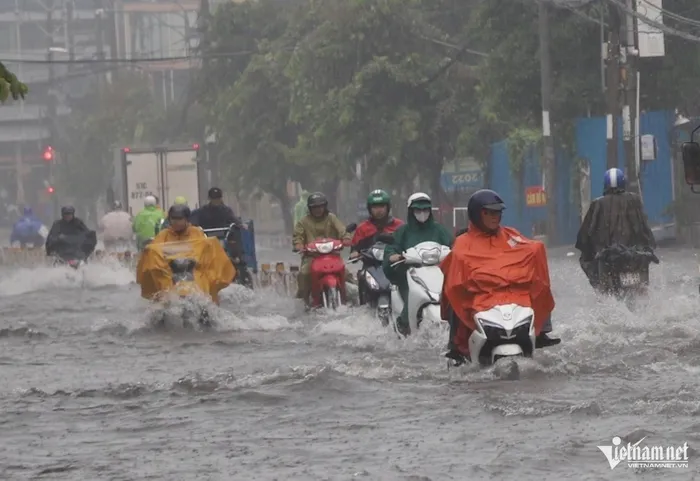 Theo Đài Khí tượng thủy văn khu vực Nam Bộ, tới chiều nay, mây giông tiếp tục phát triển, gây mưa rào kèm theo giông, sét cho toàn bộ TPHCM; lượng mưa phổ biến từ 4-20mm, có nơi trên 26mm; đề phòng gió giật mạnh khoảng cấp 5-7 (8-17m/s).