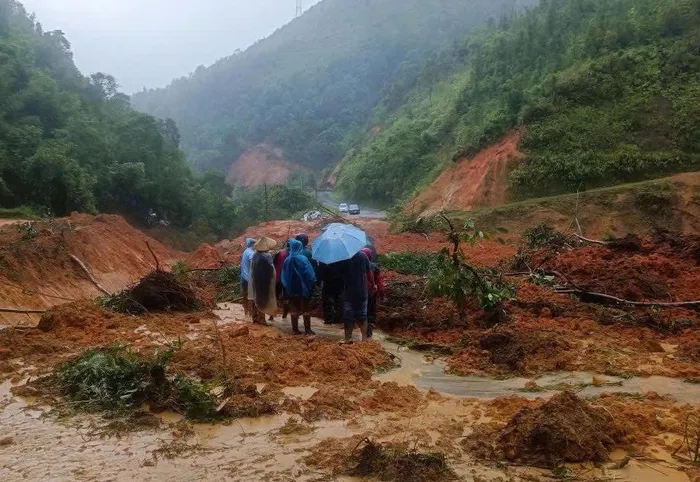  Số lượng lớn đất đá sạt lở trong thời tiết tiếp tục có mưa nên công tác cứu hộ, cứu nạn gặp rất nhiều khó khăn. 