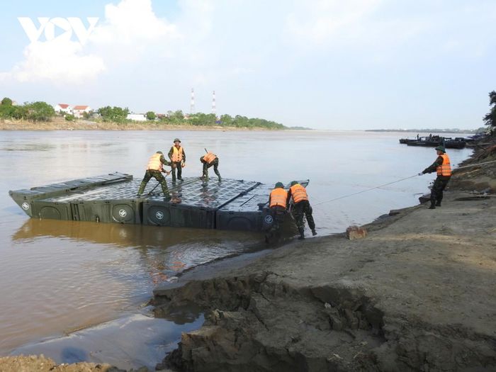 Tại đây, sông Hồng có chiều rộng gần 190m, độ sâu trên 20m, lưu tốc dòng chảy khoảng 1,1m/giây...