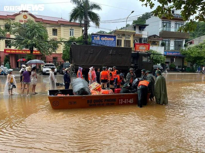 Các lực lượng chức năng tích cực tham gia cứu hộ trong trận lũ tại Yên Bái.