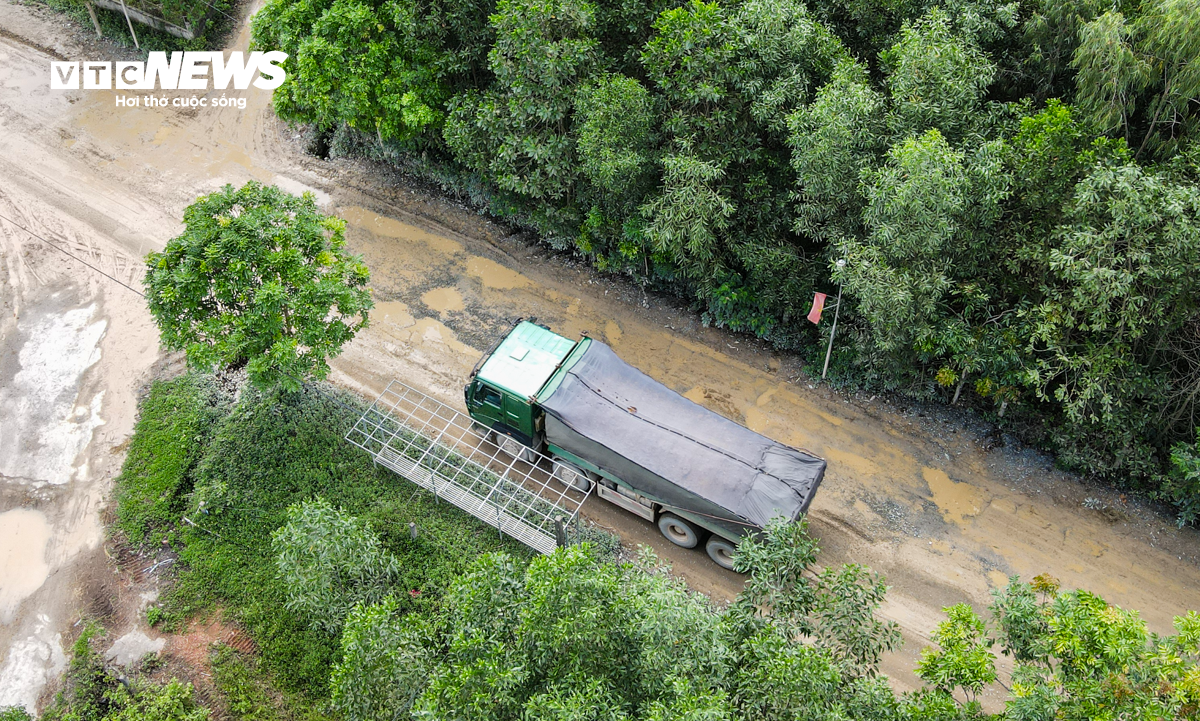 ‘Binh đoàn’ xe tải cày nát đường ở Hà Tĩnh, dân khốn khổ sống chung với bùn đất - 2