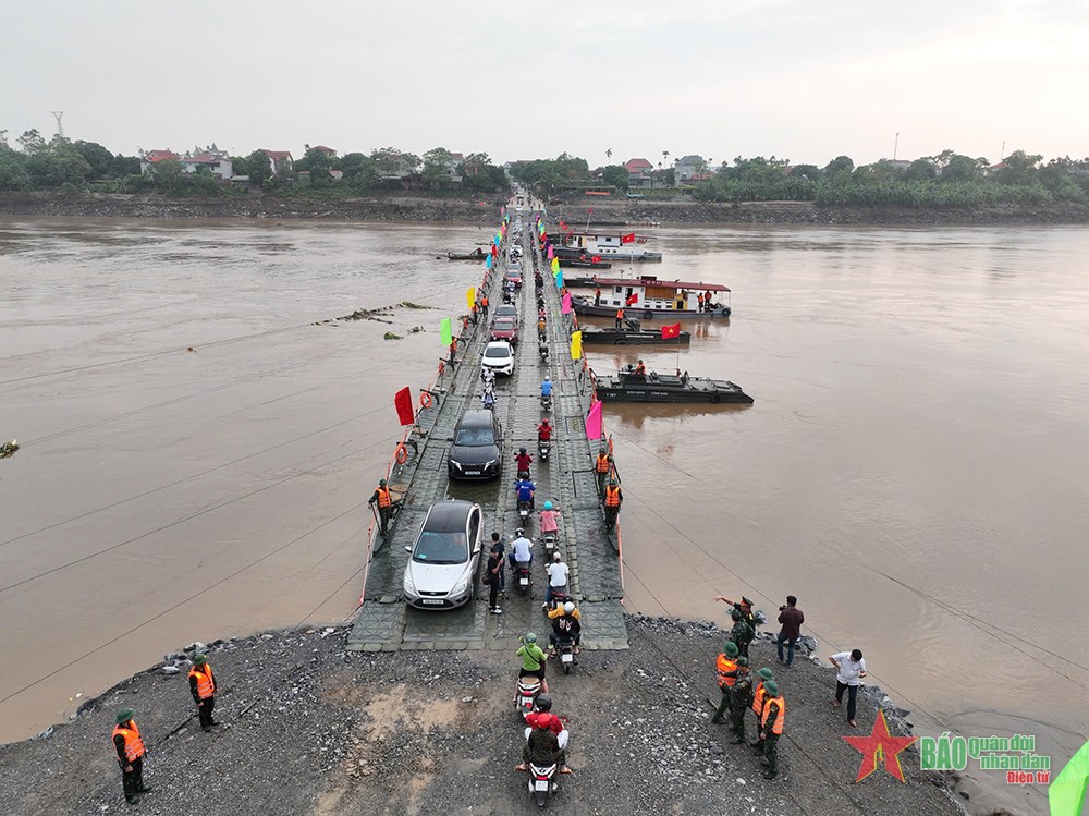 Chính thức thông cầu phao tạm thay thế cầu Phong Châu (Phú Thọ)