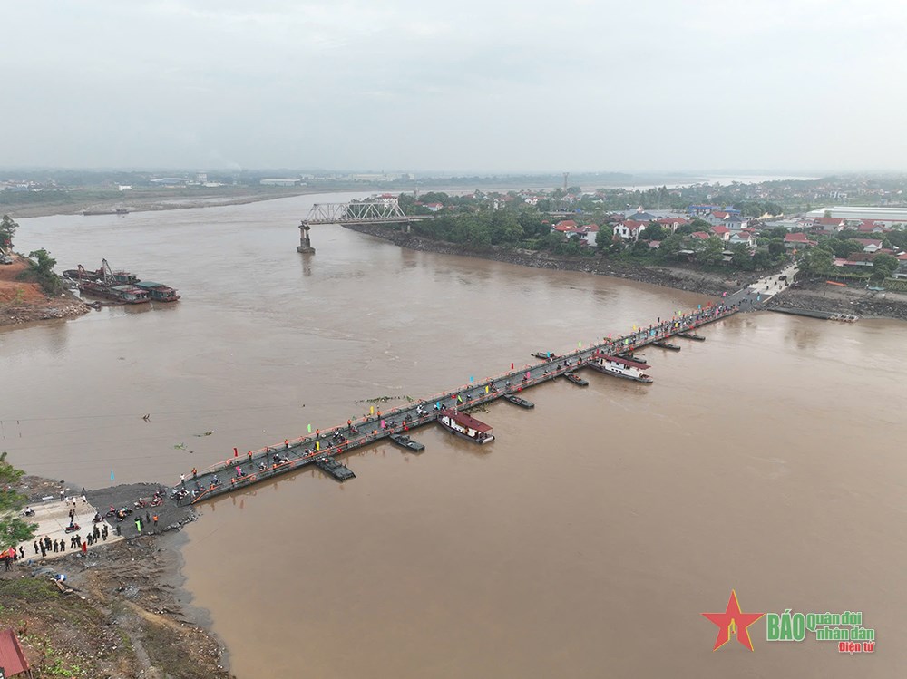 Chính thức thông cầu phao tạm thay thế cầu Phong Châu (Phú Thọ)