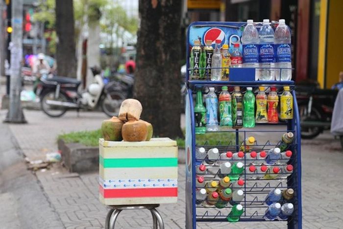 Trung còn lôi kéo và sử dụng nhiều người lao động làm vỏ bọc đi giao ma túy. Âu Ngọc Thủy có vỏ bọc hoàn hảo với công việc bán nước vỉa hè, chạy thêm xe ôm và dáng vẻ chất phác. Tương tự, Nguyễn Hoàng Long dưới vỏ bọc là tài xế taxi công nghệ, vì ham lợi nên cũng nhanh chóng trở thành trợ thủ đắc lực của Hòa, Hiếu. Đối tượng Mai Tấn Phát từ người lao động bình thường, nhưng bị mua chuộc cũng nhanh chóng sa chân vào con đường tội lỗi. (Ảnh minh họa, nguồn internet)