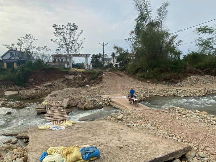 Trận mưa lớn sau bão số 3 đã làm cho ngầm tràn vào thôn Tây bị phá hủy hoàn toàn.