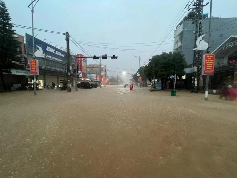 Các tuyến đường ở trung tâm huyện Lệ Thủy đang bị ngập sâu trong nước, giao thông gần như bị tê liệt. 