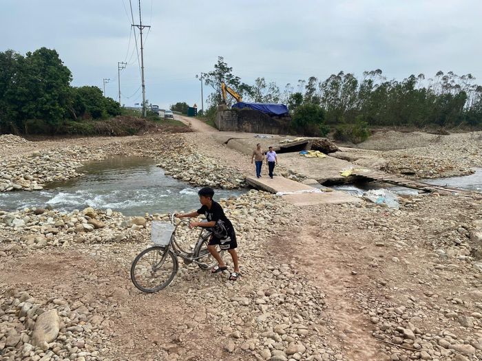 Lối xuống ngầm tràn toàn sỏi đá lổn nhổn, khó đi.