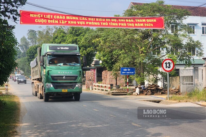 Khi cầu Phong Châu sập, cầu Trung Hà và cầu Tứ Mỹ giới hạn phương tiện, gần như tất cả các xe ôtô tải tại huyện Tam Nông, Thanh Thủy, Thanh Sơn, Tân Sơn... của tỉnh Phú Thọ muốn sang sông phải đi qua cầu Ngọc Tháp tại thị xã Phú Thọ. Áp lực tải trọng đối với cây cầu lớn, có kết cấu bê tông cốt thép và bê tông cốt thép dự ứng lực mới chỉ có tuổi đời trên 13 năm này không đáng ngại, nhưng với một số cây cầu lân cận trên các tuyến tỉnh lộ thì ngược lại.