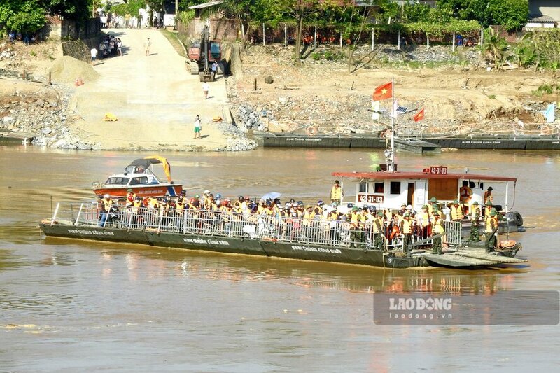 Trước đó, thực hiện theo chỉ đạo của Đại tướng Phan Văn Giang - Bộ trưởng Bộ Quốc phòng, chỉ sau hơn 1 ngày chuẩn bị, Binh chủng Công binh đã có thể dùng phà quân sự để tiếp tục đưa nhân dân hai bên bờ sông thuộc huyện Tam Nông và Lâm Thao qua sông bảo đảm chặt chẽ, chu đáo, an toàn tuyệt đối. Ảnh: Tô Công.