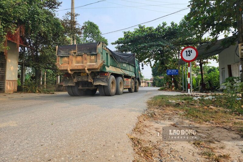 Với những cây cầu khác như cây cầu Trắng trên đường tỉnh 323 thuộc địa phận xã An Đạo, huyện Phù Ninh, dù không ảnh hưởng từ vụ sập cầu Phong Châu, nhưng với vị trí nằm trên tuyến đường đê sông Lô nơi có hàng loạt bến cảng, bến thủy nội địa dọc sông, thường ngày vẫn phải oằn mình “cõng” rất nhiều lượt xe tải cỡ lớn, xe đầu kéo.  