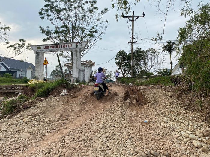 Trong khi chờ được xây dựng, ngày ngày, người dân thôn Tây phải lưu thông trên đoạn đường đầy hiểm nguy như thế này.