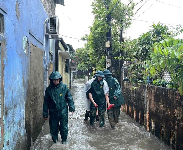 Lực lượng Dân quân TP Huế di dời người dân đến nơi an toàn.